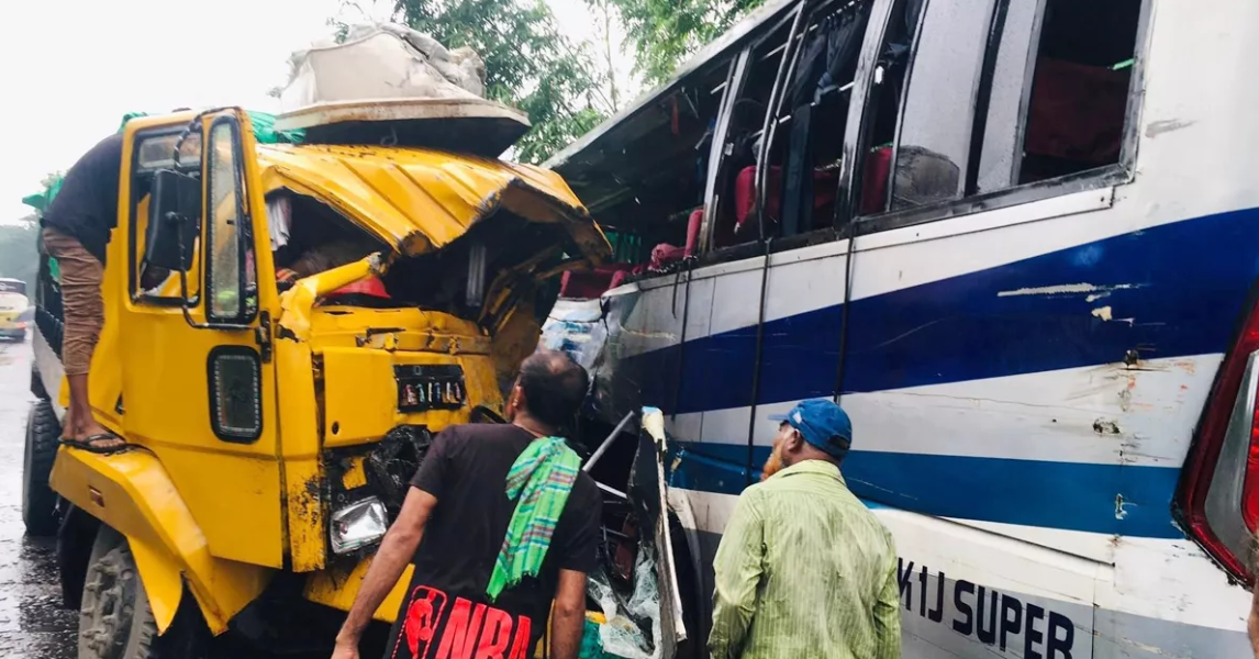 পাবনার সড়কে ঝরল ৩ প্রাণ, আহত ১০