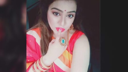 অতিরিক্ত কসমেটিকস এনে বিপাকে বিমানবালা আন্নামা Tamanna