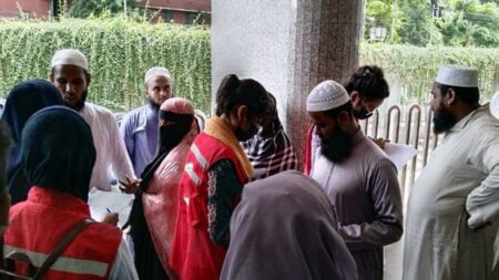 রক্ত দিতে বার্ন ইনস্টিটিউটে