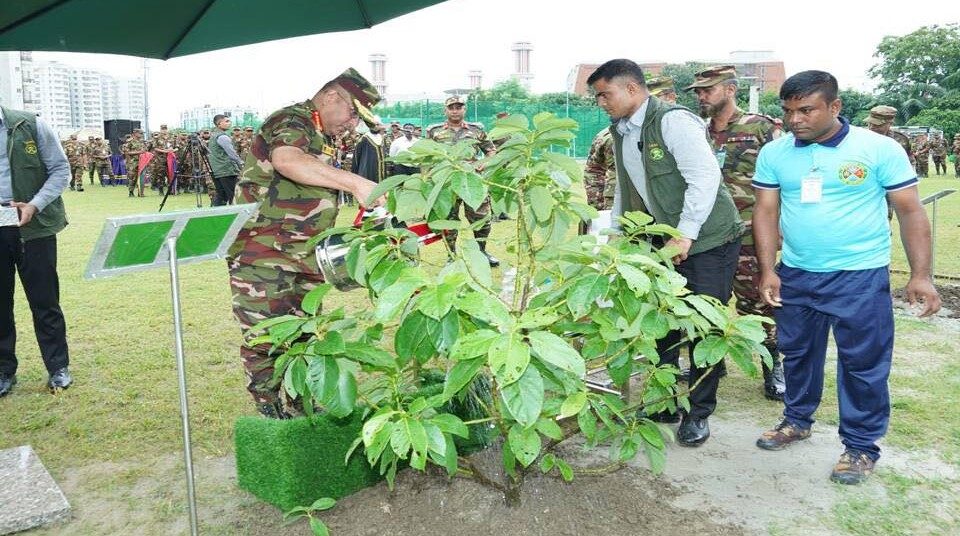 সেনাবাহিনীর বৃক্ষরোপণ অভিযান উদ্বোধন করলেন সেনাপ্রধান