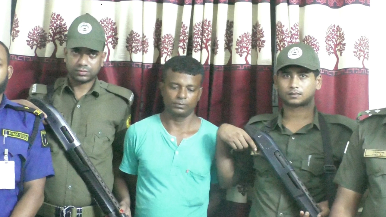 বাংলাদেশি পাসপোর্টসহ ট্রাকচালক আটক