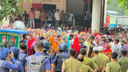 ছাঁটাই বাতিল ও পদত্যাগ দাবিতে শ্রমিকদের বিক্ষোভ gazipur1