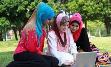 ভালো মুসলিম বান্ধবীর বৈশিষ্ট্য: প্রেমের মূলমন্ত্র – হৃদয়ের আয়নায় ইসলামিক মূল্যবোধ ভালো মুসলিম বান্ধবীর বৈশিষ্ট্য