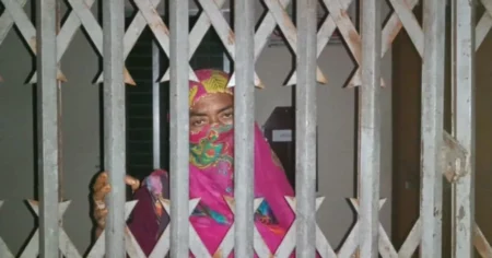 বিআরডিবি অফিসে তালাবদ্ধ নারী
