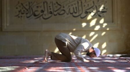 নামাজে মনোযোগ বাড়ানোর উপায়