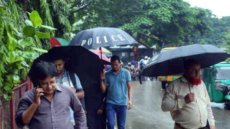 আবহাওয়া কী বলছে? সমুদ্রে ৩ নম্বর বহাল, পাহাড়ে ভূমিধসের সতর্কতা rain