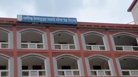 স্কুলের ৬ তলা ভবনের ছাদ থেকে লাফিয়ে পড়লো ছাত্রী স্কুলের ৬ তলা ভবন থেকে ঝাপ