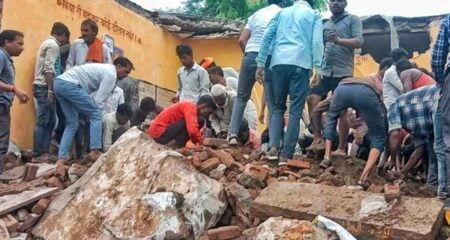 ভবনের ছাদ ধসে