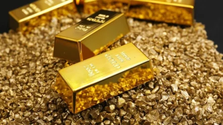 Gold Momentum Falters Amid Dollar Rebound, ETF Outflows