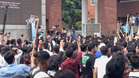 সচিবালয়ের ভেতরে শিক্ষার্থীরা