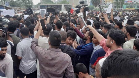 ৬ দাবিতে মাইলস্টোন