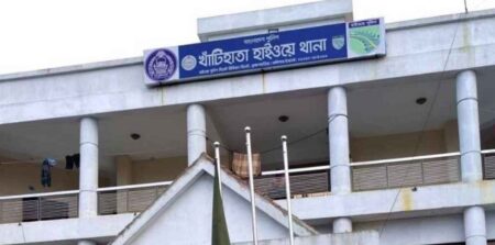 গাড়ি থামিয়ে ঘুষ গ্রহণ