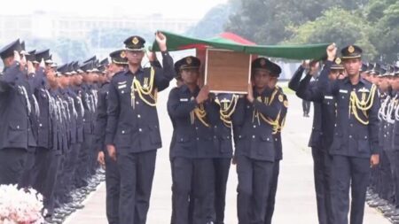 জানাজা শেষে পাইলট তৌকিরের মরদেহ রাজশাহীর পথে পাইলট তৌকিরের মরদেহ রাজশাহীর পথে