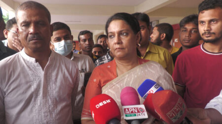 ঢাকায় ফেরার পথে অবরোধের মুখে ২ উপদেষ্টা