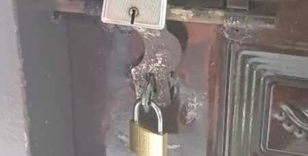 অনিয়মের অভিযোগে খাদ্য নিয়ন্ত্রকের কার্যালয়ে বৈষম্যবিরোধীদের তালা খাদ্য নিয়ন্ত্রকের কার্যালয়