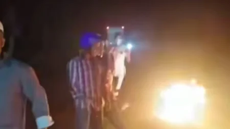 টায়ার জ্বালিয়ে মুহূর্তেই লাপাত্তা ছাত্রলীগ-যুবলীগের কর্মীরা ছাত্রলীগ-যুবলীগের কর্মীরা