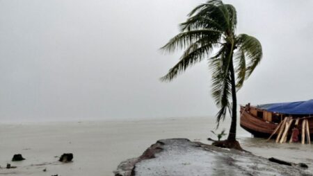 ঝড়ের আভাস