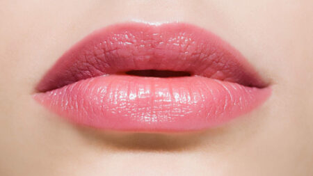 প্রাকৃতিক ভাবে ঠোঁট গোলাপী করার উপায়: সহজ পদ্ধতি প্রাকৃতিক ভাবে ঠোঁট গোলাপী করার উপায়