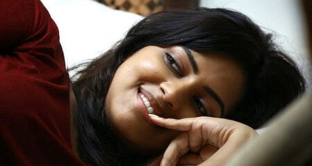 কোন জিনিসটি দিনের আলোয় ছোট আর রাতের অন্ধকারে বড় হয় মেয়ে