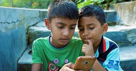 স্মার্টফোনের নেশায় আটকে পড়া শিশু: বাচ্চাদের মোবাইল আসক্তি কমানোর কার্যকর উপায় মোবাইল আসক্তি