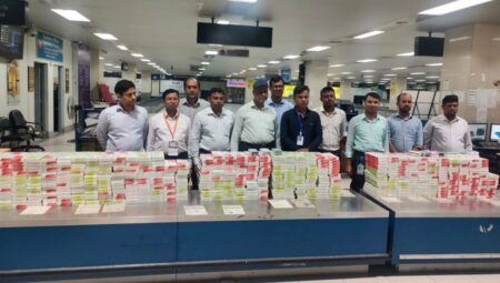 চট্টগ্রামে দুবাইফেরত ৩ যাত্রীর ব্যাগে মিলল ৬০ লাখ টাকার সিগারেট ও মোবাইল সিগারেট ও মোবাইল