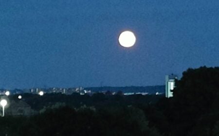 Sturgeon Moon 2025: Last Full Moon of Summer Lights Up Skies Across the Globe Tonight moon tonight