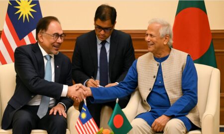 মালয়েশিয়ার প্রধানমন্ত্রী আনোয়ার ইব্রাহিম ও প্রধান উপদেষ্টা ড. মুহাম্মদ ইউনূস