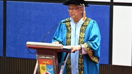 হাসিনাকে বাংলাদেশ অস্থিতিশীল করার সুযোগ দেওয়া যাবে না : ড. ইউনূস হাসিনাকে বাংলাদেশ