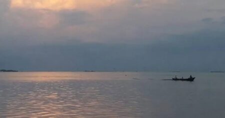 হাওরের বুকে সমুদ্রের অনুভূতি: নেত্রকোনার খালিয়াজুরী হাওরের বুকে সমুদ্রের