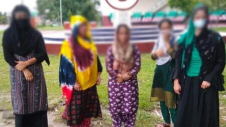 পঞ্চগড় সীমান্তে বাংলাদেশি নারী ফেরত দিল ভারতীয় বাহিনী পঞ্চগড় সীমান্তে বাংলাদেশি