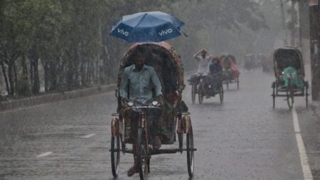 ভোর থেকে ঢাকায় গুঁড়ি