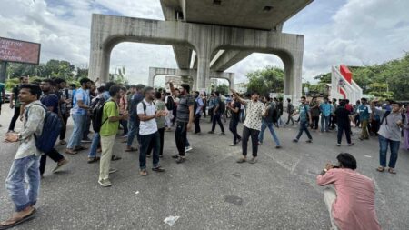 তিন দফা দাবিতে সড়ক