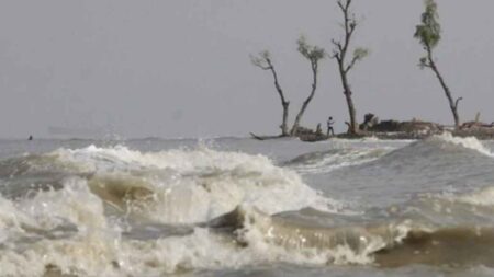 সাগরে উত্তাল ঢেউ, ৭ জেলায় ঝড়-বজ্রবৃষ্টির আভাস সাগরে উত্তাল ঢেউ