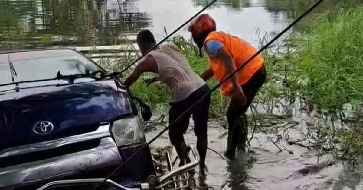 মাইক্রোবাস খালে পড়ে 