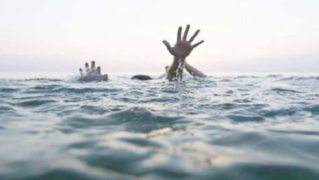 নড়াইলে ঘেরের পানিতে