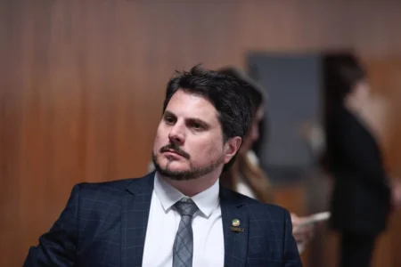 Brazil Political Crisis: Senator Ankle-Monitored as U.S. Sanctions Supreme Court Justice Brazil's Moraes Orders Ankle Monitor for Another Conservative After Bolsonaro