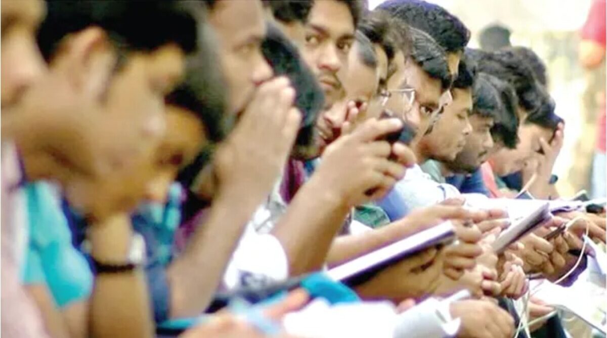 চাকরির বাজারে হাহাকার