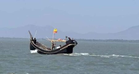 টেকনাফ থেকে নৌকাসহ