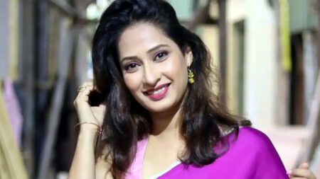 অভিনেত্রী প্রিয়া