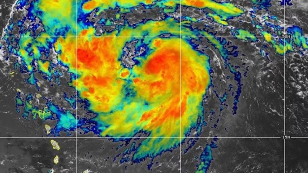 Qiz qora yigitlar tomonidan qattiq sikiladi