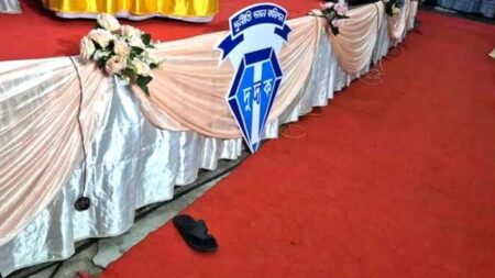 দুদক চেয়ারম্যানকে জুতা নিক্ষেপ দুদক চেয়ারম্যান