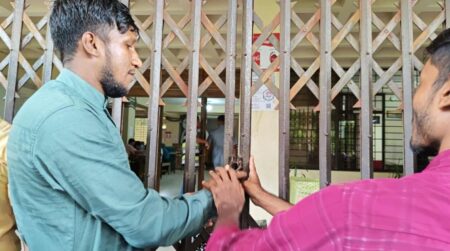 একদফা দাবিতে কুবি প্রশাসনিক ভবনে তালা, আন্দোলনে ফার্মেসী বিভাগের শিক্ষার্থীরা KU