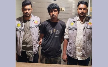 কারওয়ান বাজারে এডিসিকে ছুরিকাঘাত করা ছিনতাইকারী গ্রেপ্তার Kawran Bazar