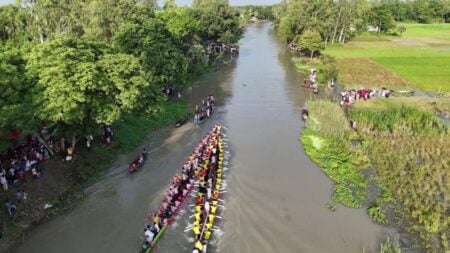 আড়াইশ বছরের ঐতিহ্যবাহী নৌকাবাইচে হাজারো মানুষের ভিড় Manikganj