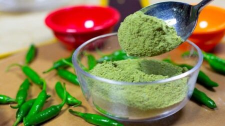 কাঁচা মরিচ গুঁড়া করে সারা বছর সংরক্ষণ করুন, জেনে নিন পদ্ধতি কাঁচা মরিচ গুঁড়া