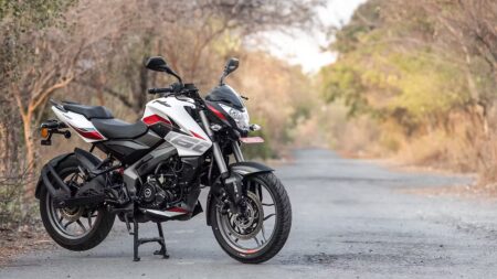 New Bajaj Pulsar NS160 Launches with LED DRLs, Digital Display from ₹1.39L