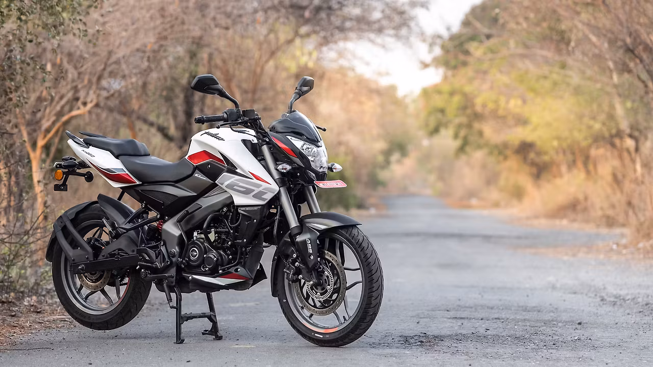 New Bajaj Pulsar NS160 Launches with LED DRLs, Digital Display from ₹1.39L