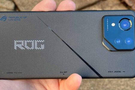 ASUS ROG Phone 8 Pro Delivers 8K Video, 165Hz Gaming Display ASUS ROG Phone 8 Pro Delivers 8K Video, 165Hz Gaming Display