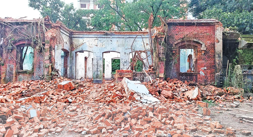 ময়মনসিংহে শিশু একাডেমির পরিত্যক্ত ভবন ভাঙা নিয়ে বিভ্রান্তি, তথ্যগত বাস্তবতা