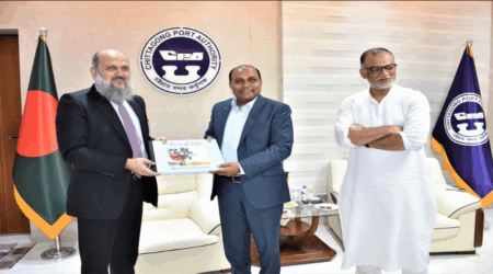 চট্টগ্রাম বন্দর পরিদর্শন করলেন পাক বাণিজ্যমন্ত্রী জাম কামাল খান